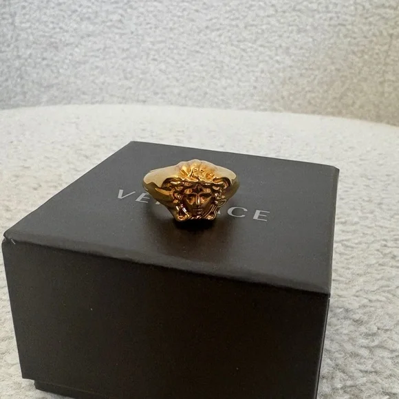 ❌sold-Versace Gold Medusa Ring Size 17 - Picture 5 of 5